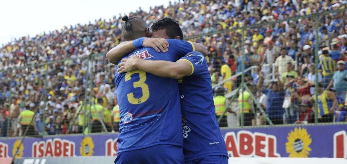 Delf&iacute;n gan&oacute; a U. Cat&oacute;lica y sigue puntero a falta de tres fechas
