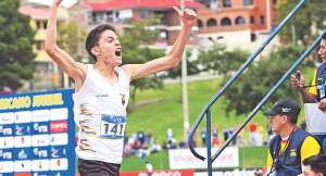 Gerson Montesdeoca (adelante) supera el &uacute;ltimo obst&aacute;culo en los 3.000 metros, prueba en la que gan&oacute; oro. Fotos: Fernando Machado/El Telegrafo