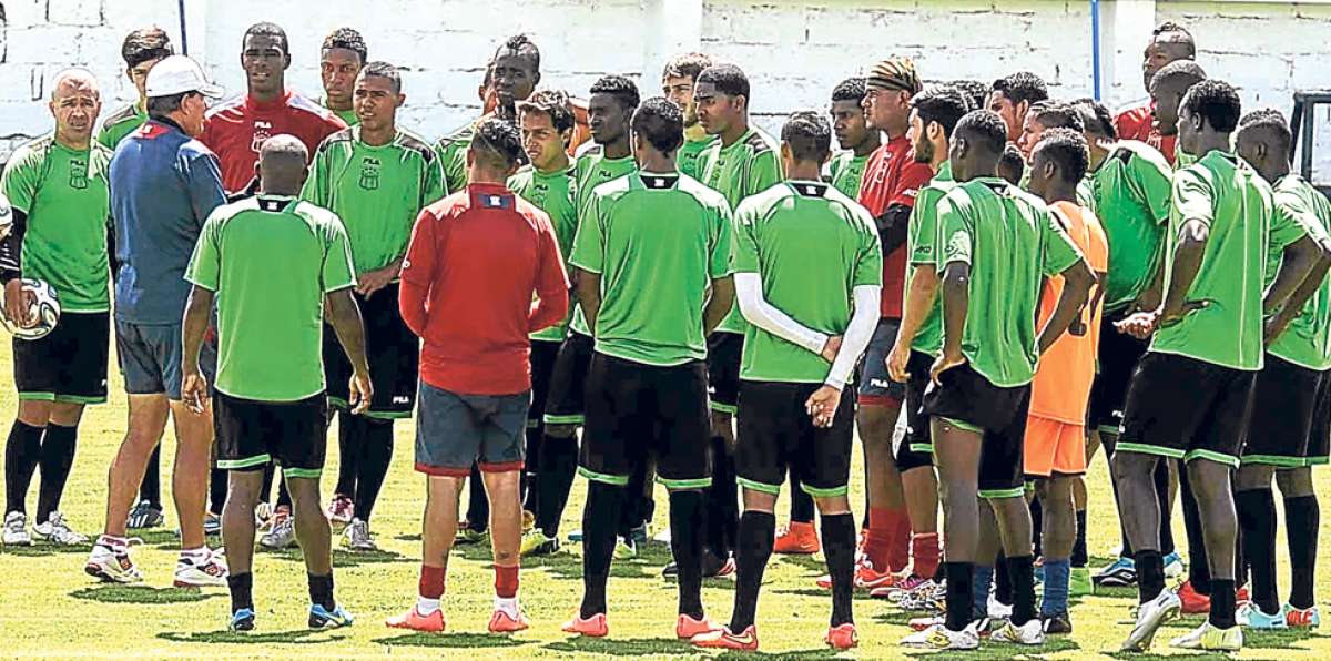 La plantilla de Deportivo Quito conversa con el entrenador Carlos Sevilla (gorra blanca) antes de la pr&aacute;ctica. Foto: &Aacute;lvaro P&eacute;rez / El Tel&eacute;grafo.