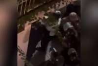 Policía de Irán golpeó, disparó y atropelló a un manifestante