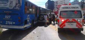 Unidad del Metrob&uacute;s se impact&oacute; contra veh&iacute;culo que habr&iacute;a invadido la v&iacute;a