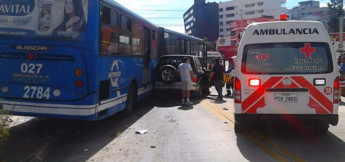 Unidad del Metrob&uacute;s se impact&oacute; contra veh&iacute;culo que habr&iacute;a invadido la v&iacute;a