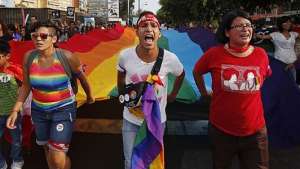 Mientras el proyecto se debat&iacute;a, en los exteriores del Congreso rivalizaban en arengas organizaciones civiles que apoyaban la iniciativa versus grupos evang&eacute;licos que la rechazaban. Foto: www.peru21.pe