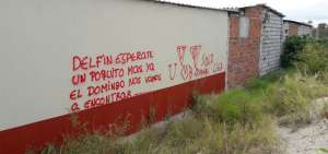 En los grafitis tambi&eacute;n se puede apreciar representaciones del escudo del club "albo".