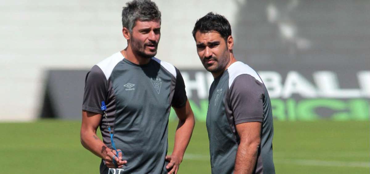 Gustavo Mun&uacute;a (izq.), director t&eacute;cnico de Liga de Quito, conversa con su asistente Christian Berman, durante una de las &uacute;ltimas pr&aacute;cticas del primer plantel. 