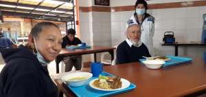 100 almuerzos diarios son entregados en el albergue San Juan de Dios.