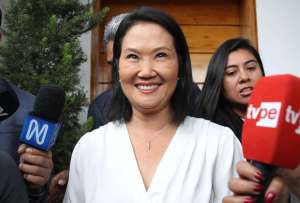 La candidata derechista Keiko Fujimori habla con periodistas este mi&eacute;rcoles, en Lima (Per&uacute;).