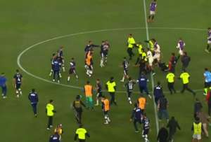 El partido entre Universitario y Gimnasia terminó en ‘batalla campal’