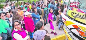 En la terminal de Carcel&eacute;n, en Quito, los usuarios esperaron hasta una hora por un pasaje para Ibarra y Otavalo. Las unidades part&iacute;an cada 10 minutos para satisfacer la alta demanda. 