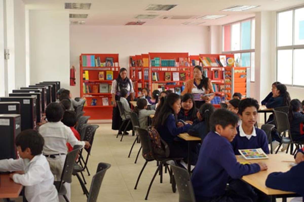 Casi 400 lectores acuden cada d&iacute;a a la biblioteca. All&iacute; pueden usar ordenadores con internet. 