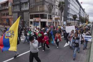 Los ind&iacute;genas caminaron hasta el Centro de Acogida Temporal, en donde se encuentra Manuela Picq. Foto: Daniel Molineros/ EL TEL&Eacute;GRAFO
