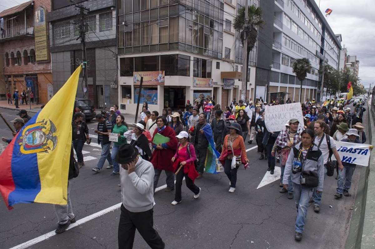 Los ind&iacute;genas caminaron hasta el Centro de Acogida Temporal, en donde se encuentra Manuela Picq. Foto: Daniel Molineros/ EL TEL&Eacute;GRAFO