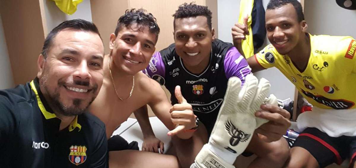 M&aacute;ximo Banguera (c.) luego del partido con Palmeiras prometi&oacute; subastar los guantes que us&oacute; enla tanda de penaltis y el dinero obtenido donarlo a SOLCA.