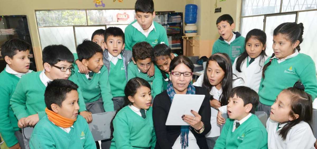 La lectura es una de las tareas que hoy se realiza con la tablet. La maestra inicia la actividad y el aparato pasa por manos de los alumnos hasta el fin del texto.