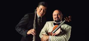 Carlos Prado (i) interpreta la flauta traversa y Jorge Saade, el viol&iacute;n, en el &ldquo;Concierto de Pel&iacute;cula&rdquo;.