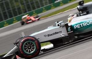 Hamilton domin&oacute; la carrera de principio a fin y acab&oacute; por delante de su compa&ntilde;ero de equipo. Foto: Agencia AFP