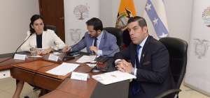 Ma. Alejandra Mu&ntilde;oz (izq.), del Senae; Iv&aacute;n Granda, de la Presidencia, y Ra&uacute;l Ledesma, Ministro de Trabajo.