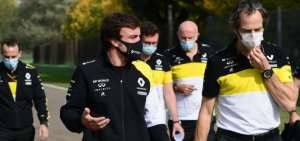 El piloto Fernando Alonso (izq.) se alista para volver a las pistas. El 4 y 5 de noviembre estar&aacute; al frente de un Renault. 
