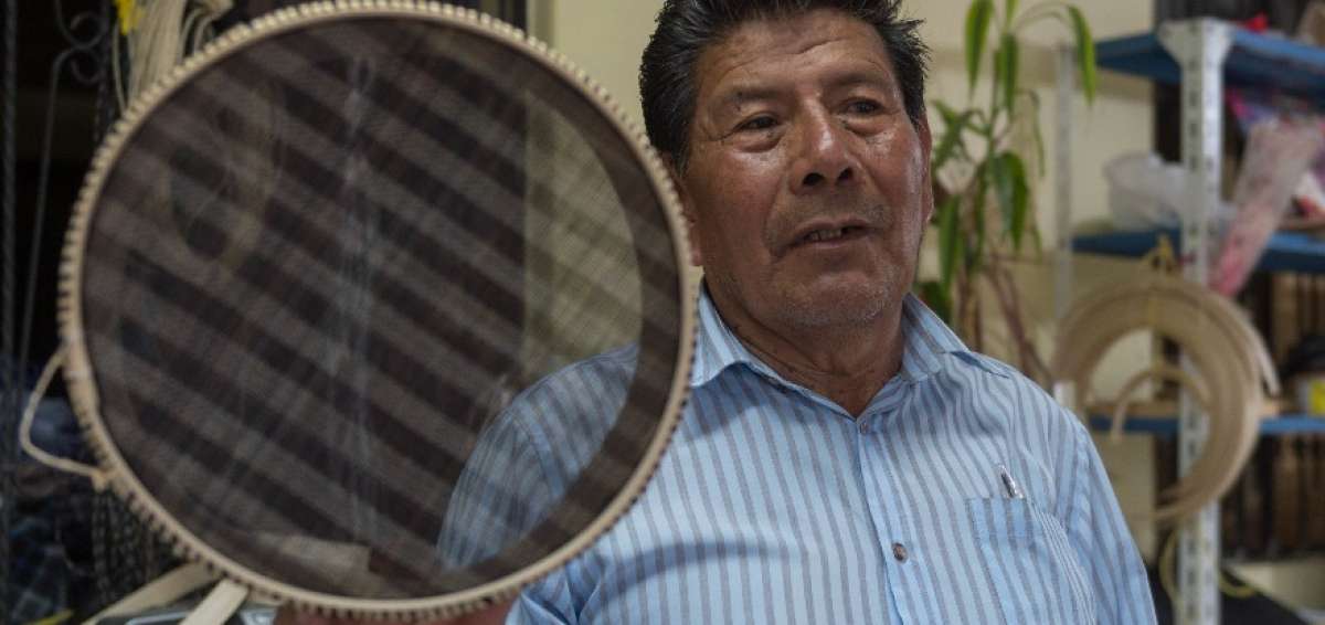 Juan Manuel Oyacato dedica m&aacute;s de 12 horas diarias a la confecci&oacute;n de cernidores artesanales de madera y pelo de caballo. Empez&oacute; este trabajo a los 7 a&ntilde;os.