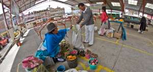 Mellocos, habas, arvejas, ma&iacute;z, papa, entre otros productos cultivados en la zona alta del suroeste de Ambato, son vendidos al interior de la Plaza Pachano.