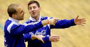 Lionel Messi (d) y Pablo Zabaleta conversan durante el entrenamiento del equipo argentino en Bucarest, antes del partido amistoso que deb&iacute;an disputar ayer contra  Rumania. Foto: EFE
