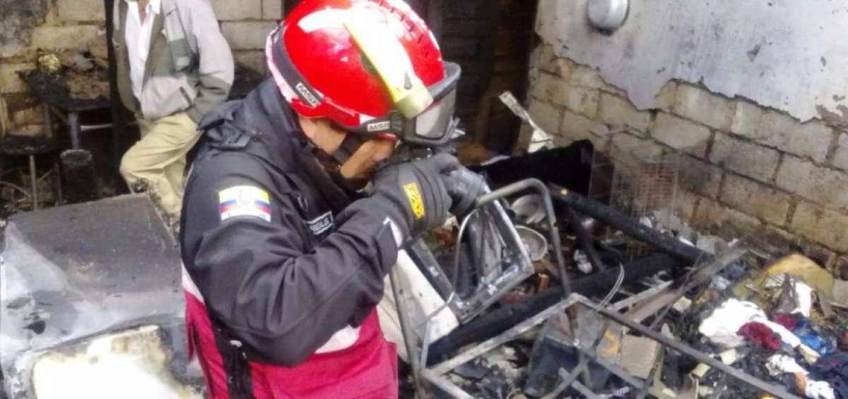 Personal del Cuerpo de Bomberos inici&oacute; las investigaciones por el incendio, suscitado esta madrugada.