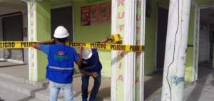 Equipos del Gad Esmeraldas delimitan zonas de alto peligro. 