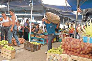 Los comerciantes del mercado de G&oacute;mez Rend&oacute;n piden al Municipio que cumpla las mejoras prometidas. Foto: Jos&eacute; Mor&aacute;n / El Tel&eacute;grafo