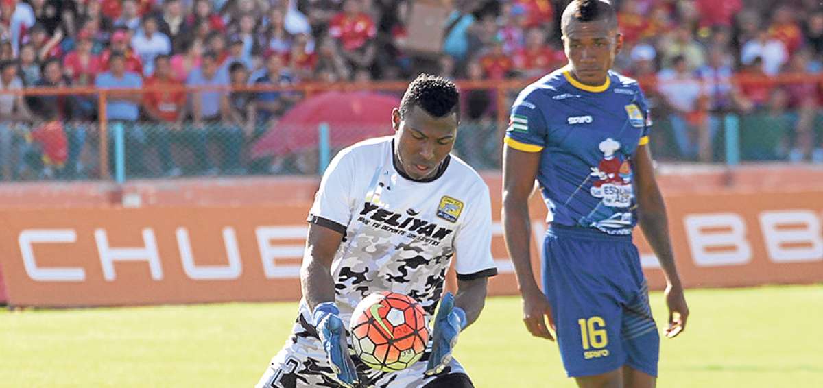 &rarr;El guardameta de Delf&iacute;n, Pedro Ortiz, ser&aacute; titular esta tarde en el estadio General Rumi&ntilde;ahi. El arquero confes&oacute; que se les complic&oacute; la segunda etapa.