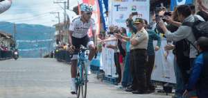 El ciclista colombiano gan&oacute; este jueves 11 de octubre la s&eacute;ptima etapa de la Vuelta al Ecuador y le permiti&oacute; a su compa&ntilde;ero de equipo, el espa&ntilde;ol &Oacute;scar Sevilla, seguir como l&iacute;der. Byron Guam&aacute; se le acerca.