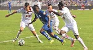 El delantero Miller Bola&ntilde;os (c), de Emelec, intenta eludir la marca de 3 defensas de Liga de Quito, entre ellos N&eacute;icer Reasco (d) -ayer-, en el estadio George Capwell. Foto: Eduardo Escobar / El Tel&eacute;grafo