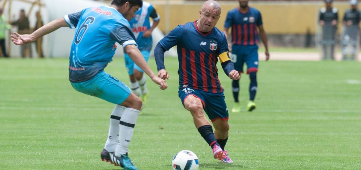 Santiago Morales fue capit&aacute;n de Deportivo Quito. En la imagen, en un partido de 2016 contra el Manta.