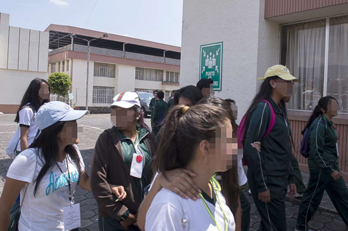 Veinticuatro minutos les tom&oacute; a los estudiantes del Giovanni Farina llegar ayer al punto seguro asignado. Foto: Daniel Molineros/ El Tel&eacute;grafo