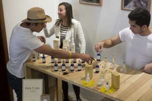 En el centro de Quito se realiza una muestra de mezcla de fragancias para obtener perfumes personalizados. Foto: John Guevara / EL TEL&Eacute;GRAFO
