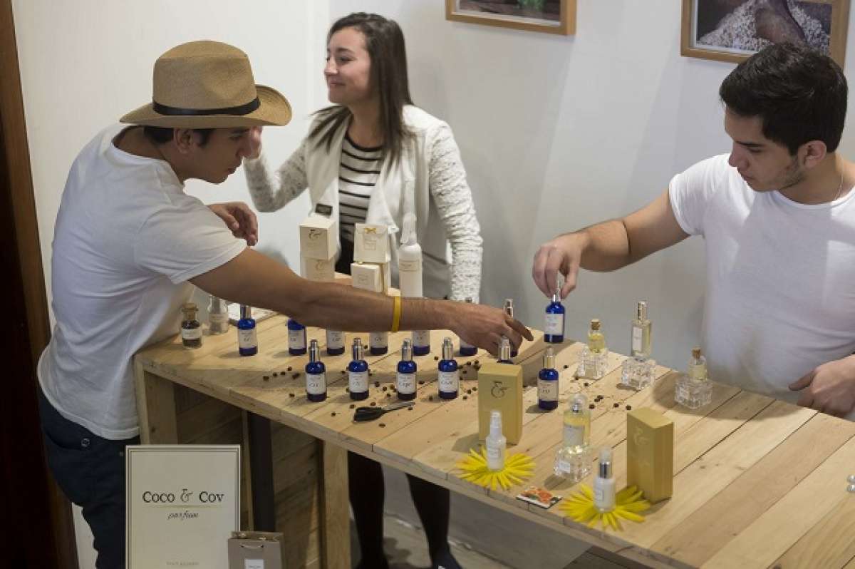 En el centro de Quito se realiza una muestra de mezcla de fragancias para obtener perfumes personalizados. Foto: John Guevara / EL TEL&Eacute;GRAFO