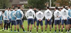El estratega Lionel Scaloni da una charla t&eacute;cnica antes de empezar el entrenamiento en el Kaiserau Sports Centrum.