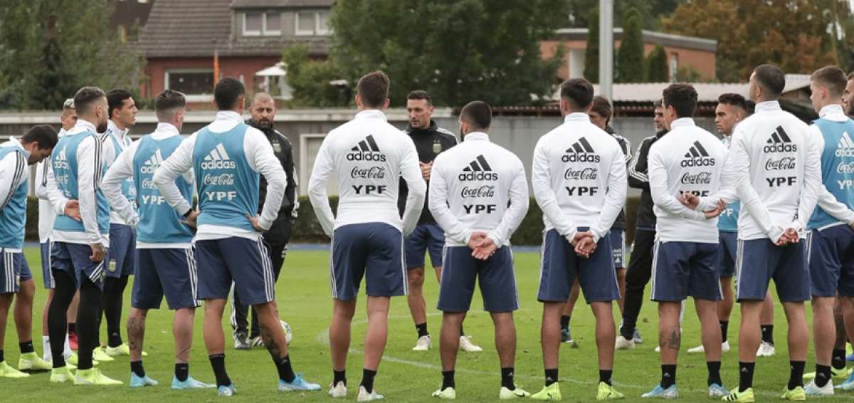 El estratega Lionel Scaloni da una charla t&eacute;cnica antes de empezar el entrenamiento en el Kaiserau Sports Centrum.