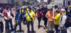 Hinchas ecuatorianos acuden a las boleter&iacute;as del estadio Ol&iacute;mpico Atahualpa para comprar entradas para el partido de hoy.