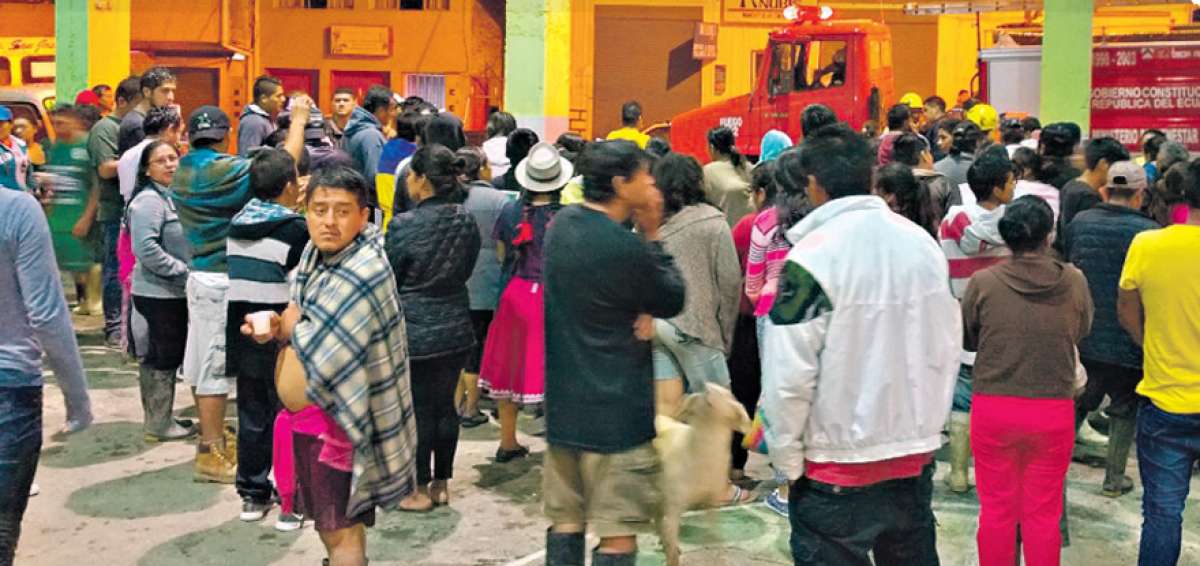 La alarma regres&oacute; a la poblaci&oacute;n debido al aguacero que cay&oacute; la noche del lunes. Por precauci&oacute;n, docenas de moradores tuvieron que salir de sus casas.