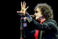 Enrique Bunbury y Andrés Castro celebran su ingreso al Salón de la Fama de la Música Latina.