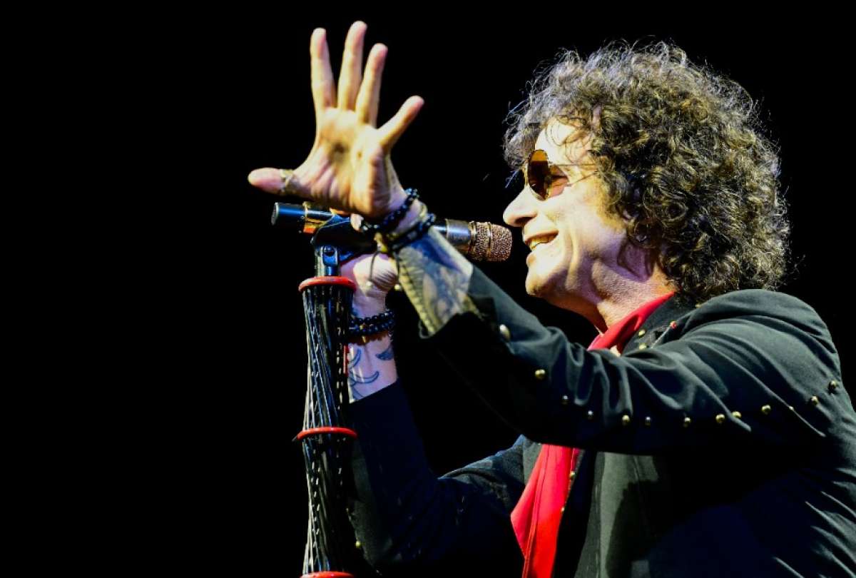 Enrique Bunbury y Andrés Castro celebran su ingreso al Salón de la Fama de la Música Latina.
