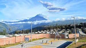 Mientras los ni&ntilde;os juegan en las canchas del reasentamiento de La Paz, en  Pelileo, el coloso sigue expulsando ceniza y vapor. Foto: Roberto Ch&aacute;vez│El Tel&eacute;grafo