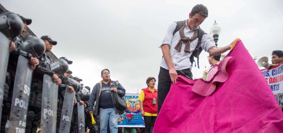 Los grupos que apoyan los espect&aacute;culos taurinos en Quito se manifestaron, en la tarde y noche del martes, en las afueras del Municipio.