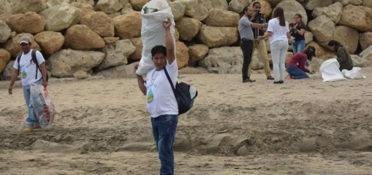 Ecuador recoge 122 toneladas de basura en limpieza de playas y r&iacute;os