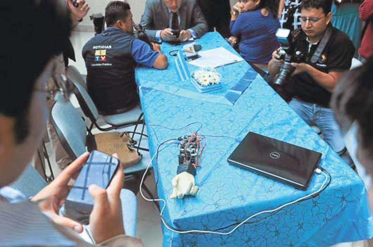 El club de rob&oacute;tica de la Espol hace meses present&oacute; el prototipo de mano &lsquo;Black Han&rsquo;, que es controlado por voz que traduce el alfabeto de sordomudos. Foto: Miguel Castro.