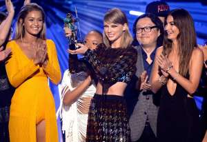 Taylor Swift se llev&oacute; los premios a Mejor video del a&ntilde;o, Mejor video pop y Mejor video femenino por el clip de su canci&oacute;n &lsquo;Bad blood&rsquo;. Foto: AFP