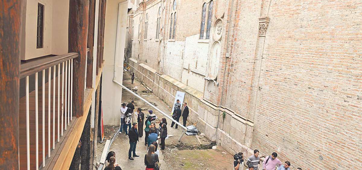La calle Santa Ana, est&aacute; situada entre la Catedral de la Inmaculada y el viejo seminario San Luis en Cuenca.