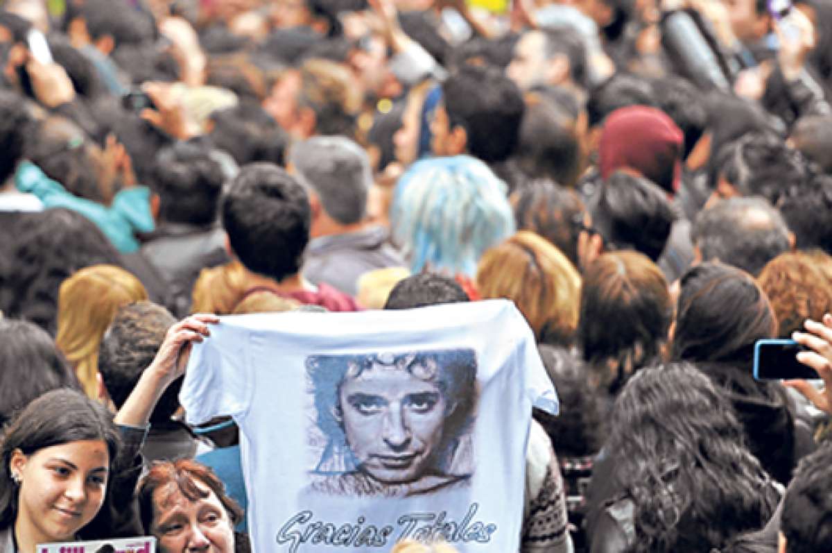 Los seguidores de Cerati alzaron carteles con la leyenda de &lsquo;Gracias Totales&rsquo;; tambi&eacute;n se vistieron con ella. Foto: AFP.