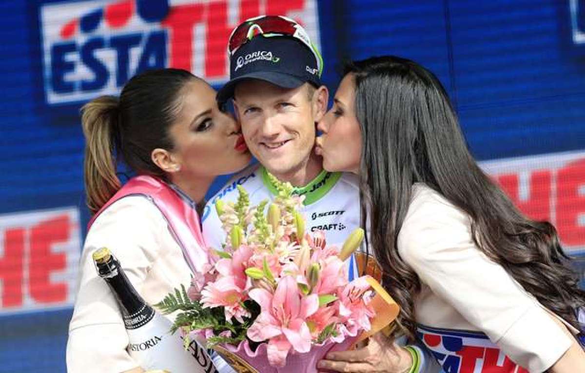 Weening en el podio de ganador de la novena etapa junto a las modelos del Giro de Italia 2014. Foto: AFP
