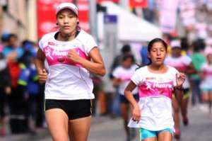 M&oacute;nica  Cajamarca (izq.) en el momento que cruzaba la meta en la avenida 12 de Abril. Foto: Cortes&iacute;a